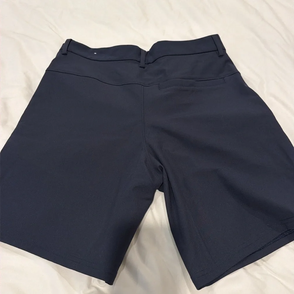 OLD NAVY MEN TECH SHORTS WITH BUTTON AND ZIPPER. NAVY COLOR. SIZE 28. 7”. EUC.